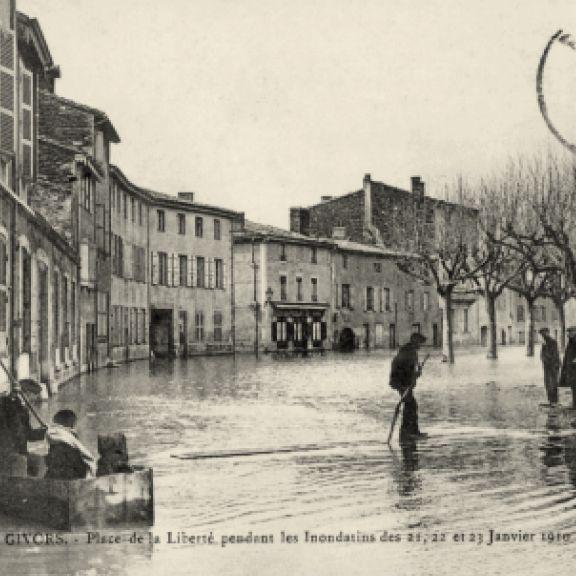 Carte postale représentant la place de la liberté pendant les inondations de janvier 1910